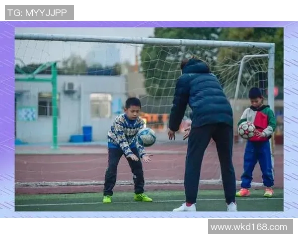 帅气少年足球明星的成长之路与梦想追逐的精彩瞬间